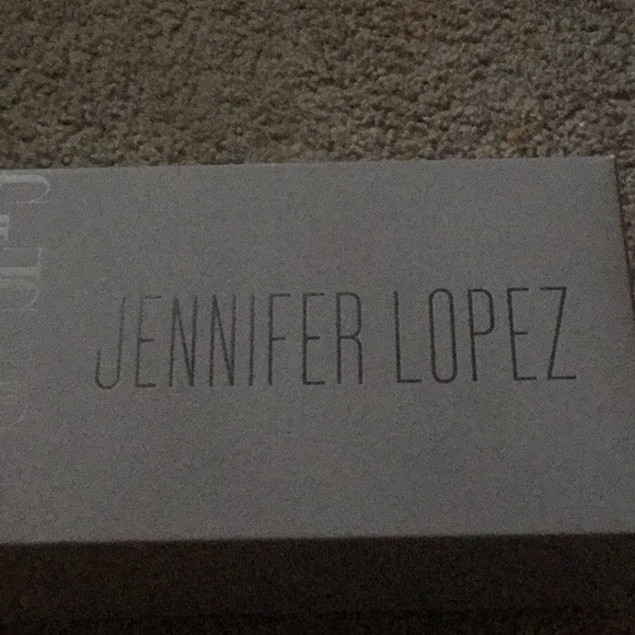 Jennifer Lopez Black Shoes 🖤👞 - Picture 2 of 3